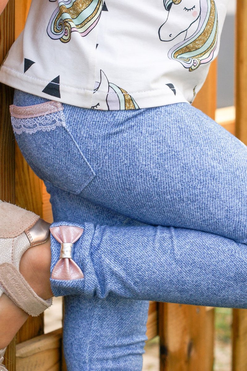 Kinderleggings mit Schleifenbündchen und Po-Tasche aus Jeansjersey