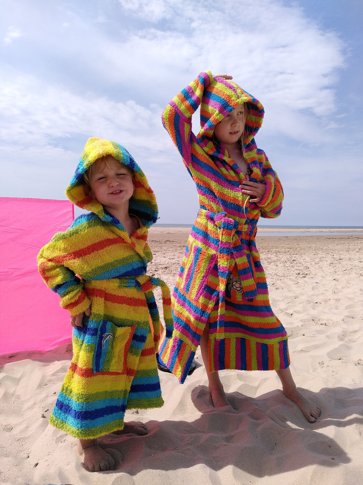 Zwei Kinder in selbst genähten Bademänteln aus Regenbogen-Frottee nach dem Schnittmuster Pinio Jacke