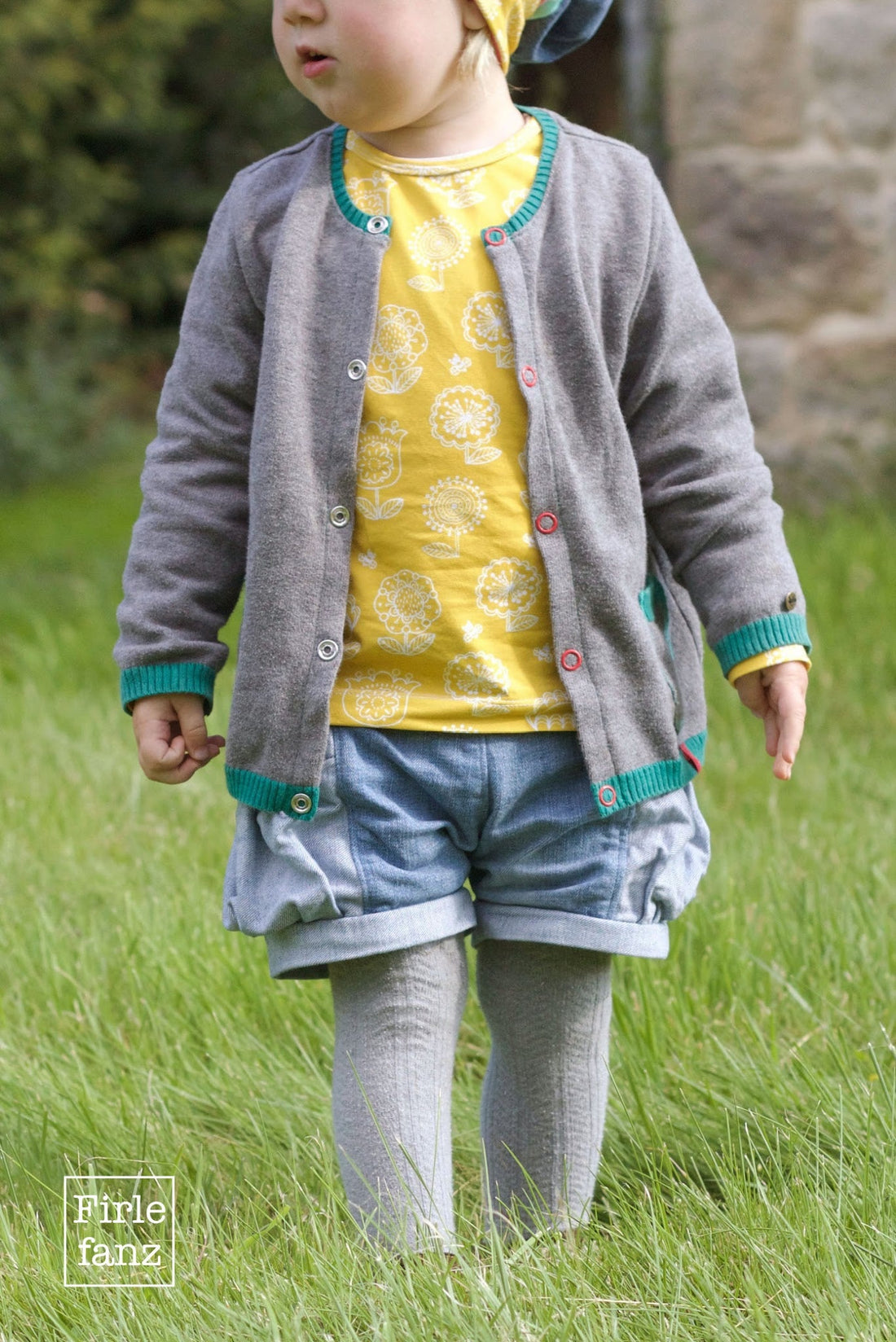 Strickjacke in Grau mit grünen Bündchen und gelbes Shirt