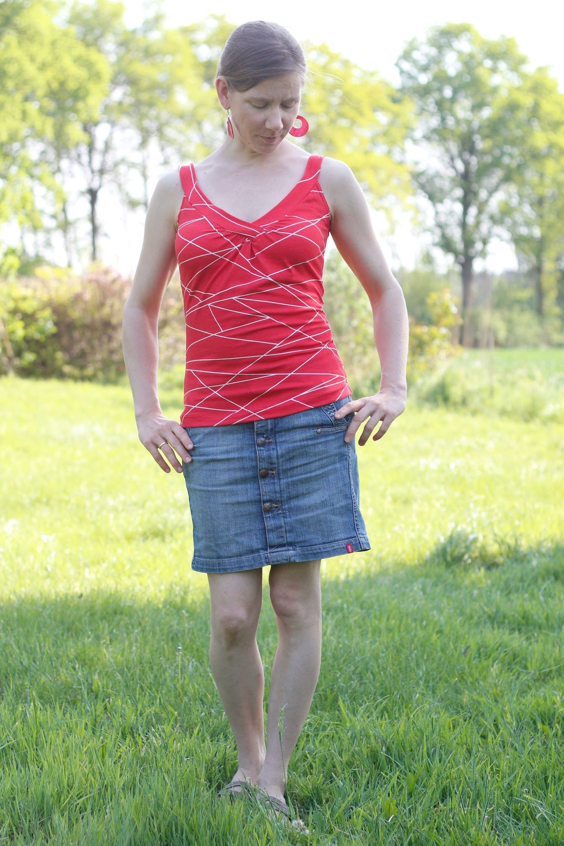 Damen-Top in Rot mit Linien und Jeansrock