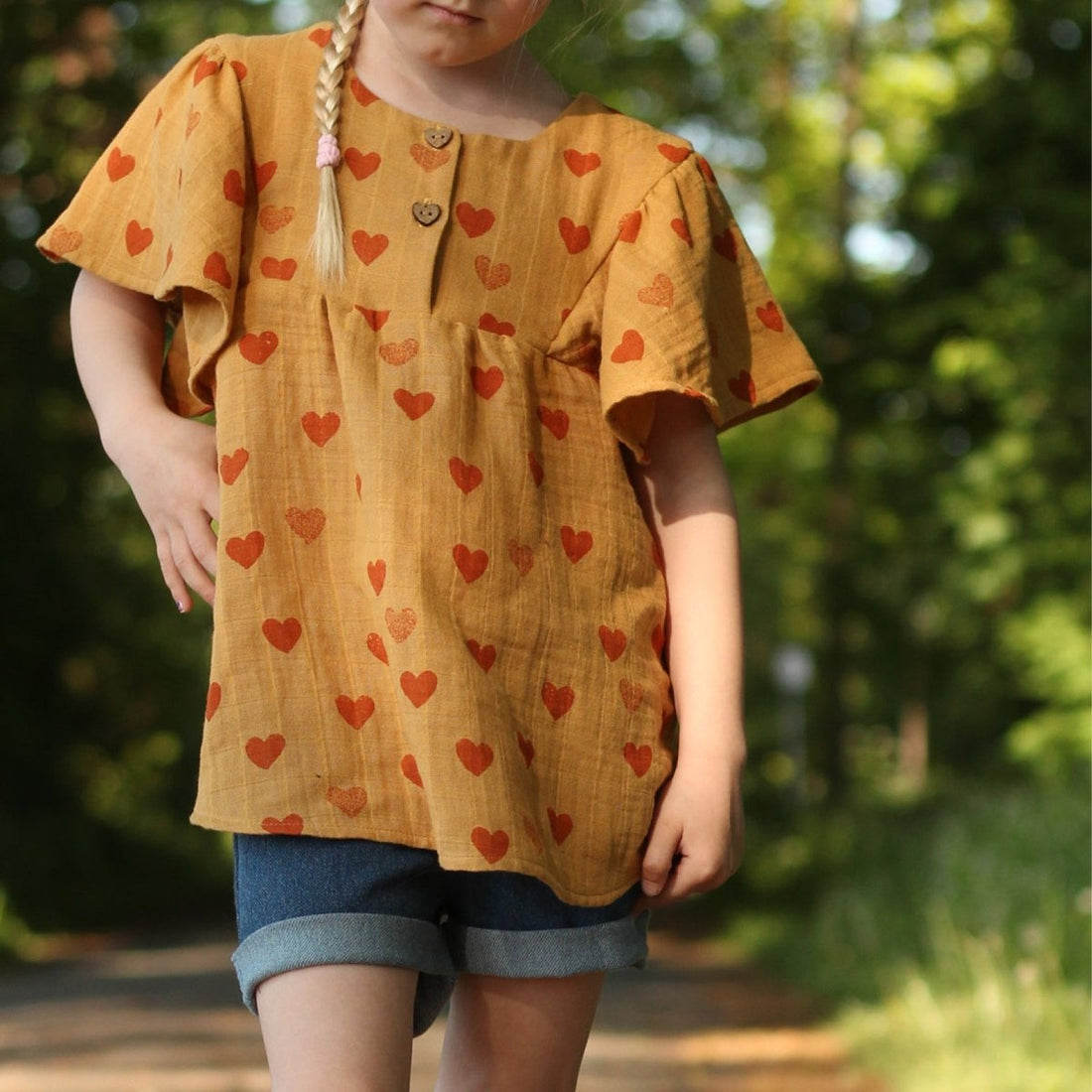 Eine Bluse mit Flatterärmeln