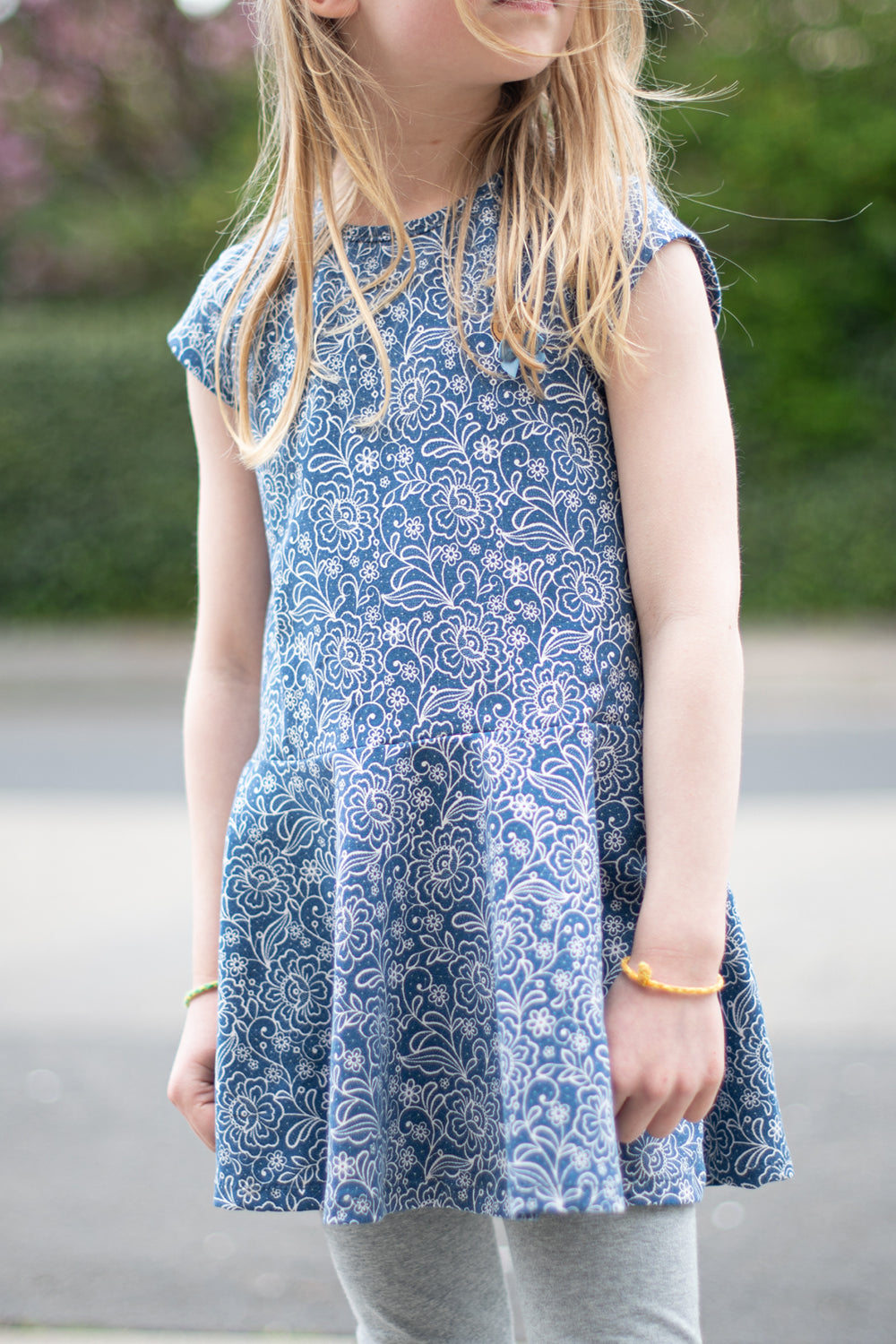 Immergrün Kleid mit Kurzarm in Blau gemustert