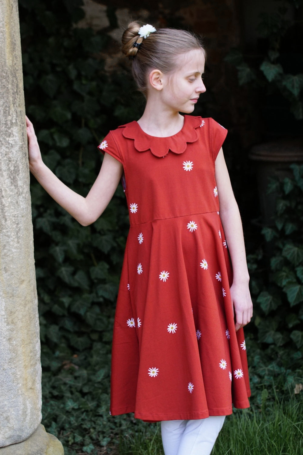 Immergrün Kleid mit Blütenkragen in Rot mit Gänseblümchen – Add-On Schnitt