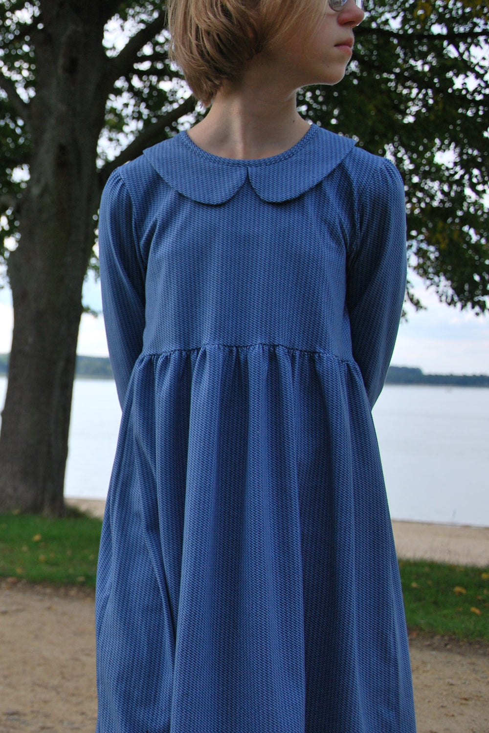 Immergrün Kleid mit Bubikragen aus blauem Cord-Jersey