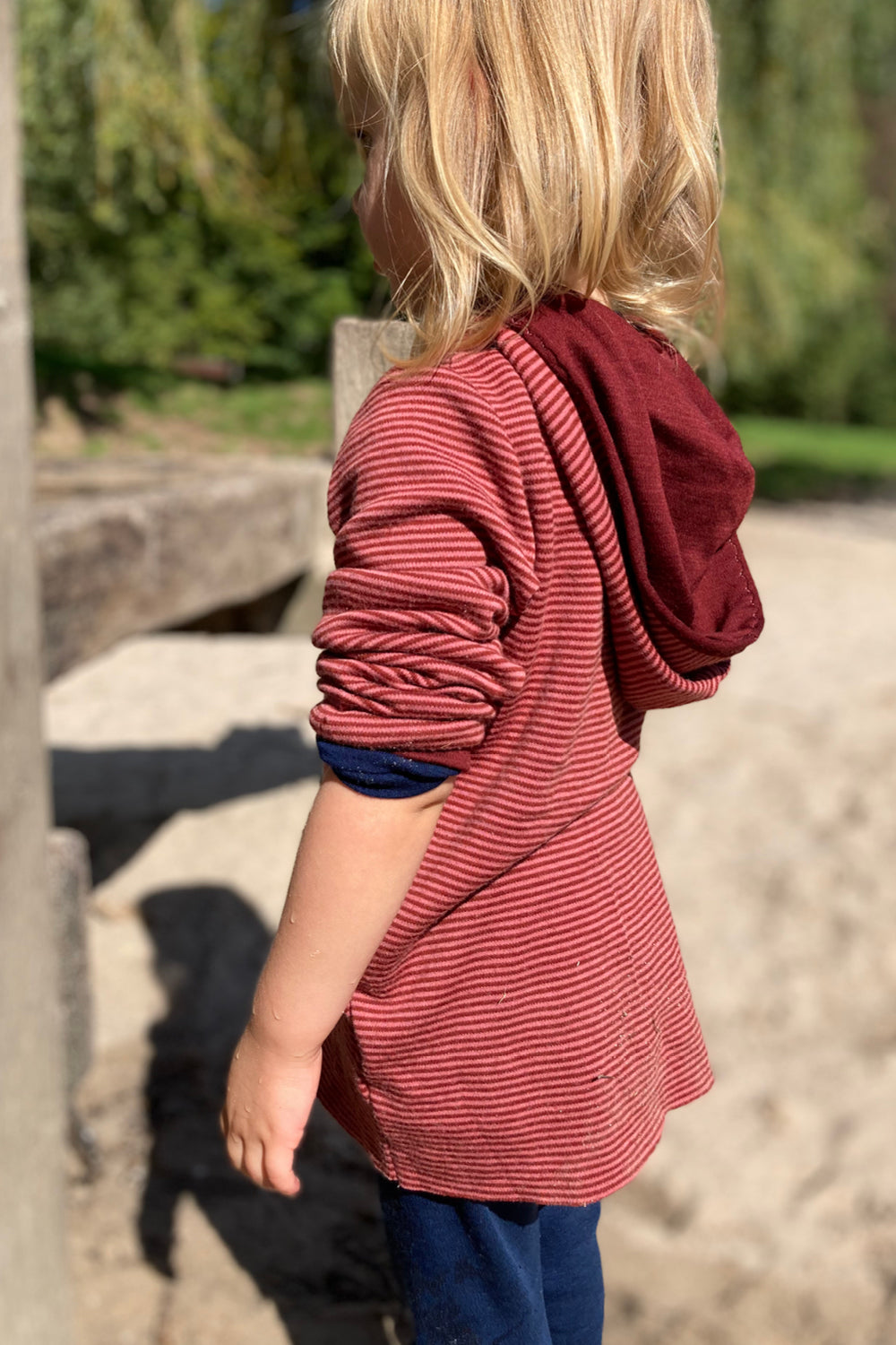 Immergrün Kapuzenshirt in Rot geringelt