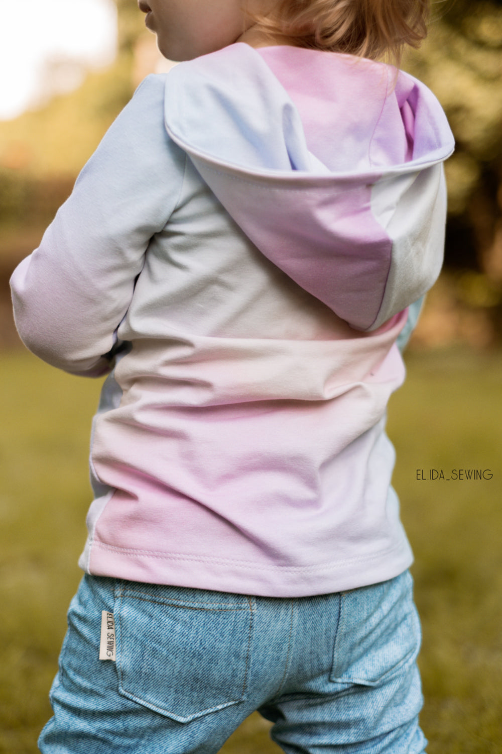 Immergrün Kapuzenshirt in Rosa-Weiß – Rückenansicht