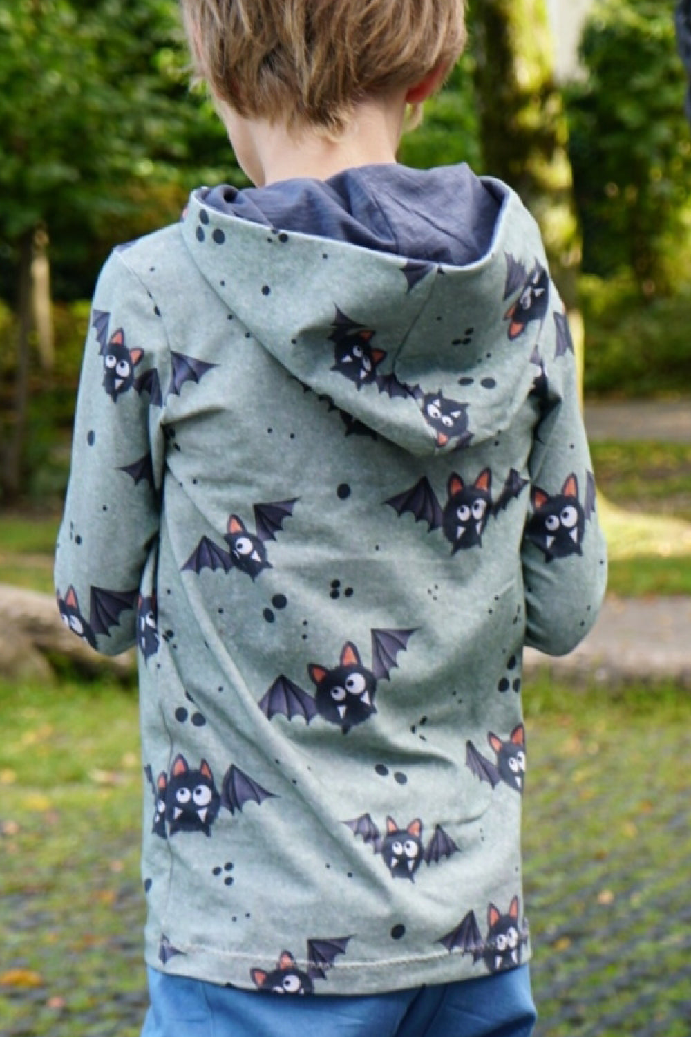 Immergrün Kapuzenshirt mit Fledermäusen – Rückenansicht