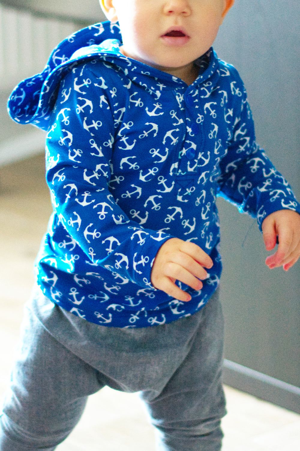 Minigrün Kapuzenshirt mit Ankern in Blau für Babys