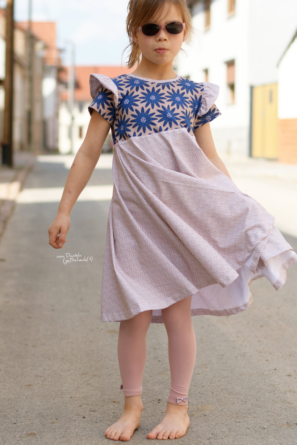 Immergrün Kleid mit Flügelärmeln und Blumenpasse