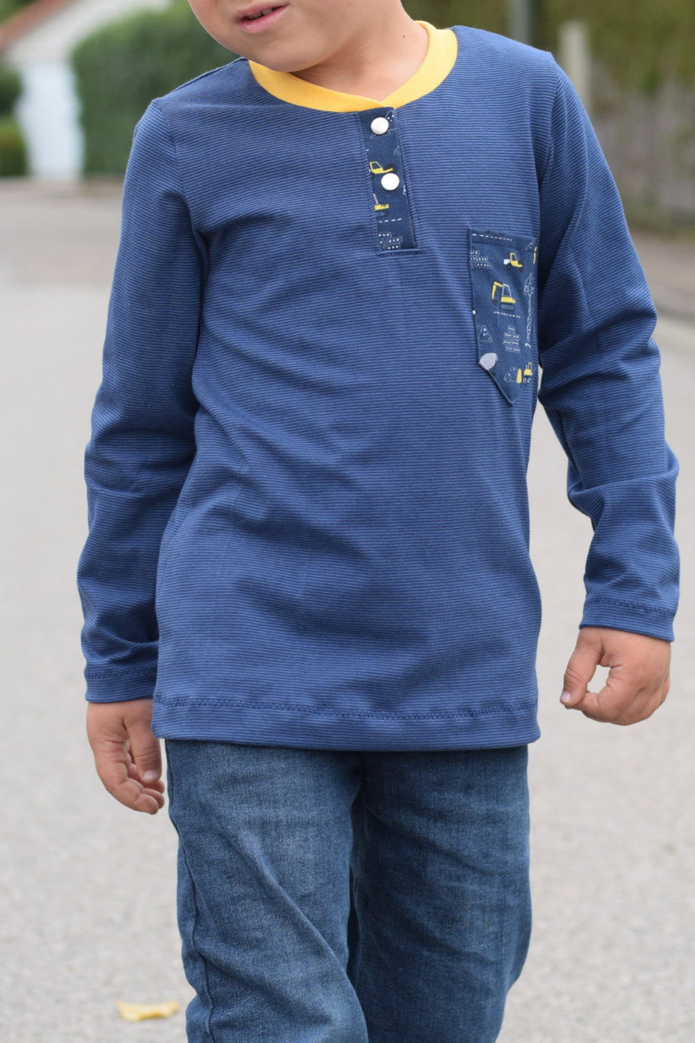 Immergrün Shirt mit Knopfleiste und Brusttasche in Jeansblau – Schnitt