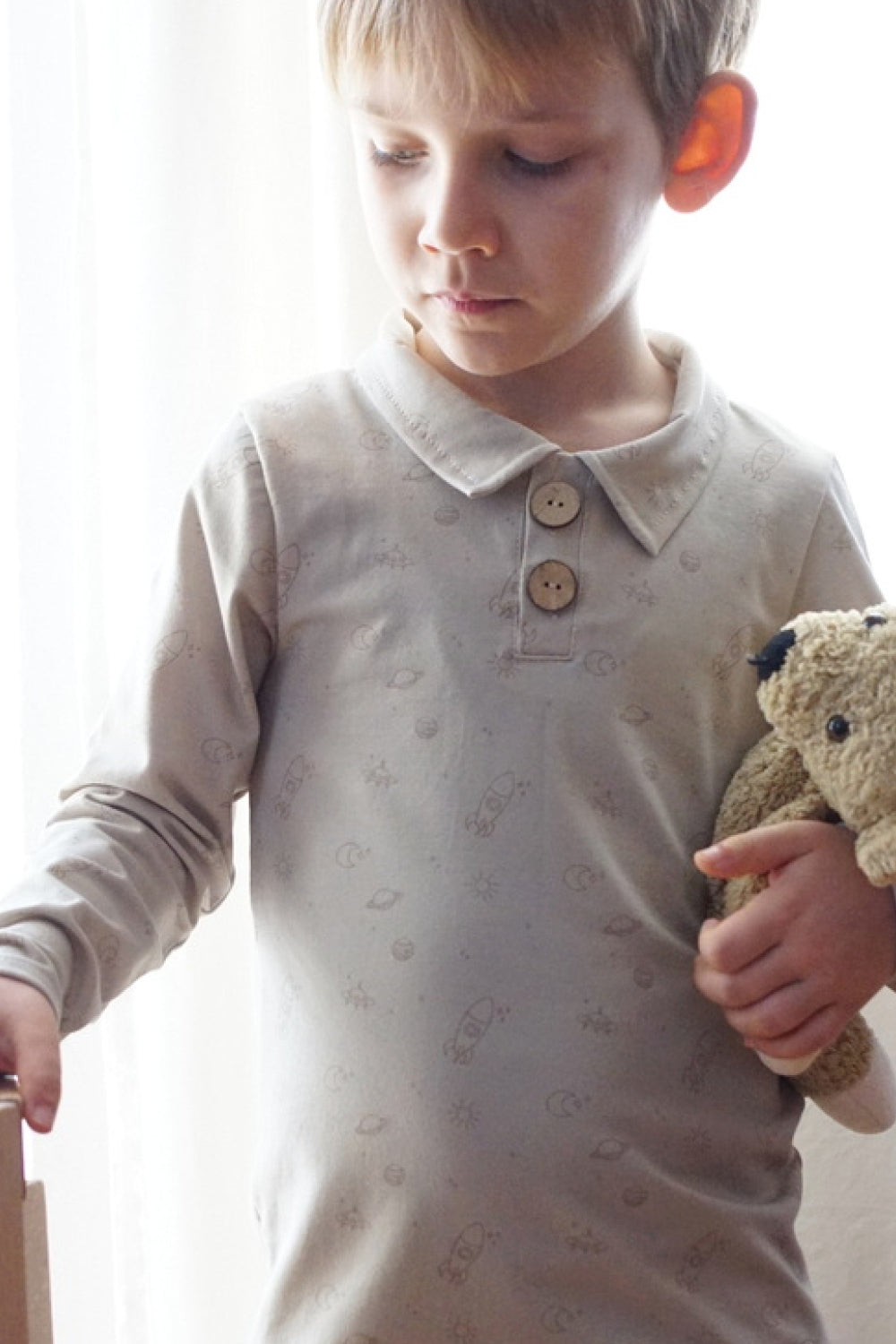 Immergrün Polo mit Holzknöpfen in Beige – Schnitt