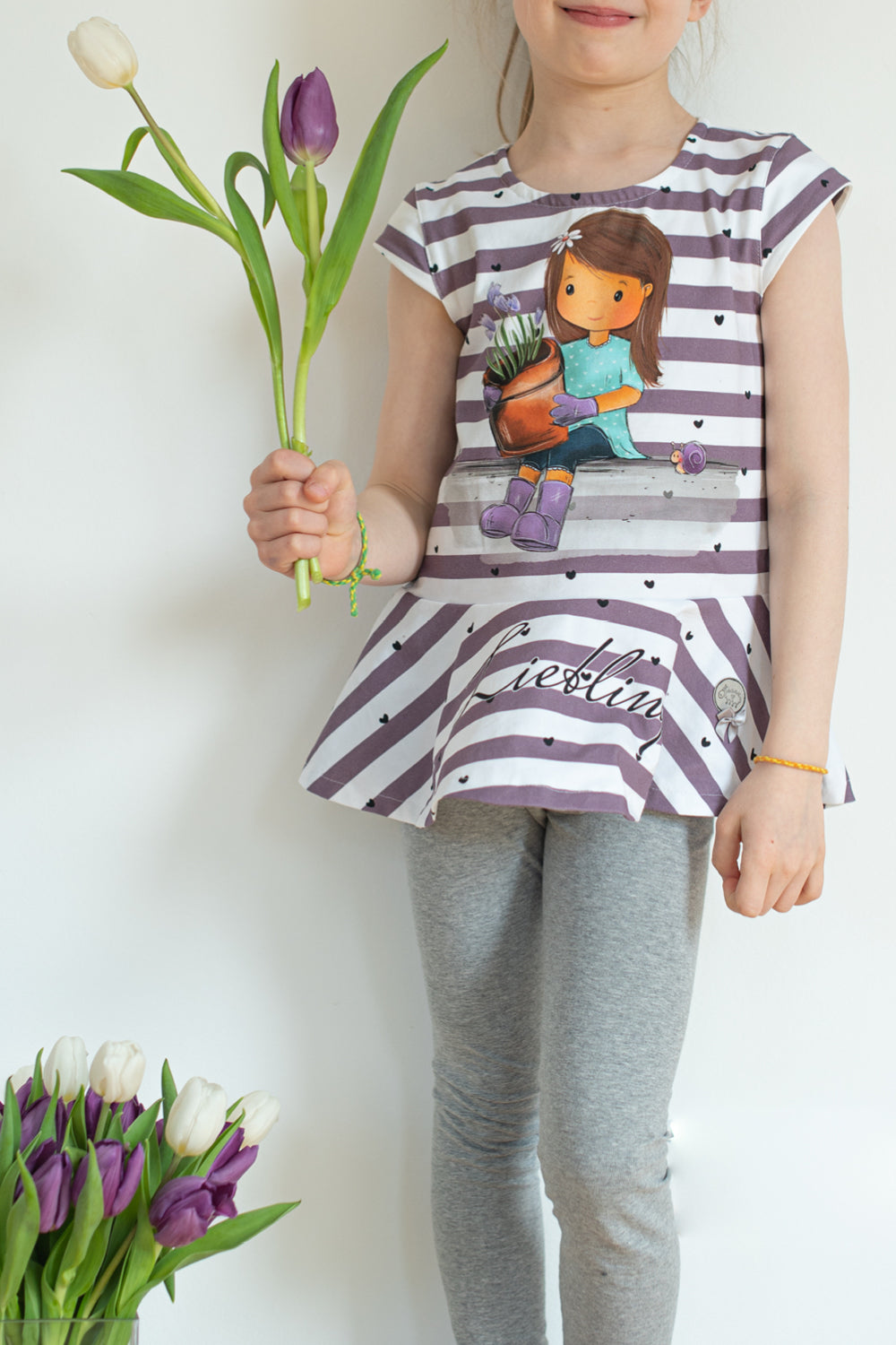 Immergrün Schößchenshirt gestreift mit Mädchen-Applikation
