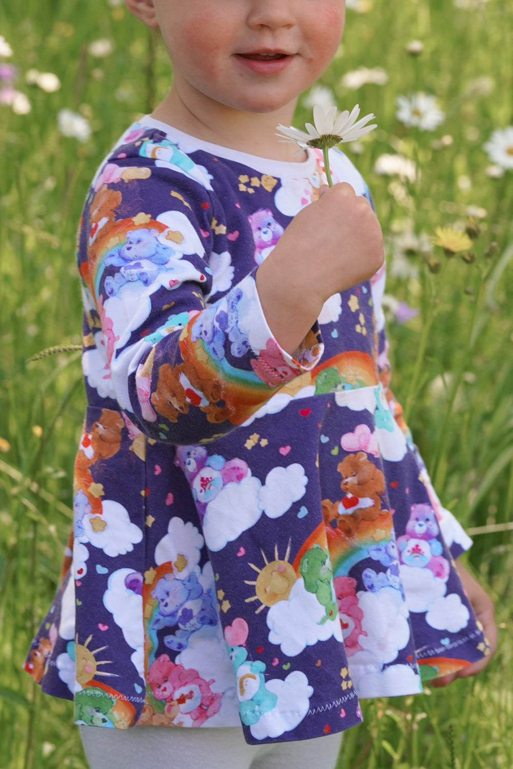 Immergrün Kleid mit Regenbogen-Bärchen-Print
