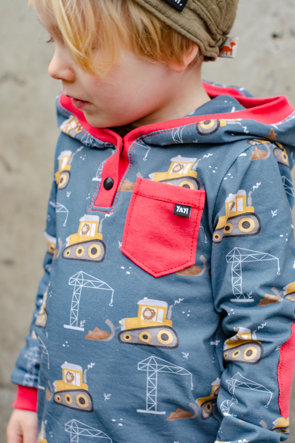 Immergrün Kapuzenshirt mit Baustellen-Print und roter Brusttasche – Add-On