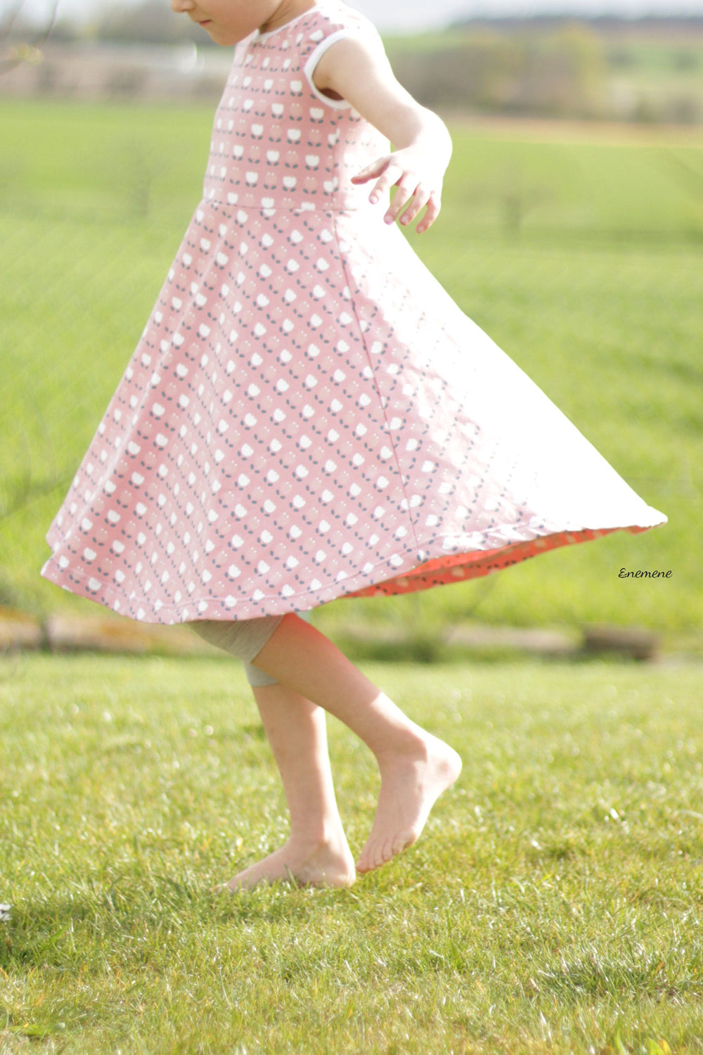 Ärmelloses Immergrün Kleid mit schwingendem Rock in Rosa