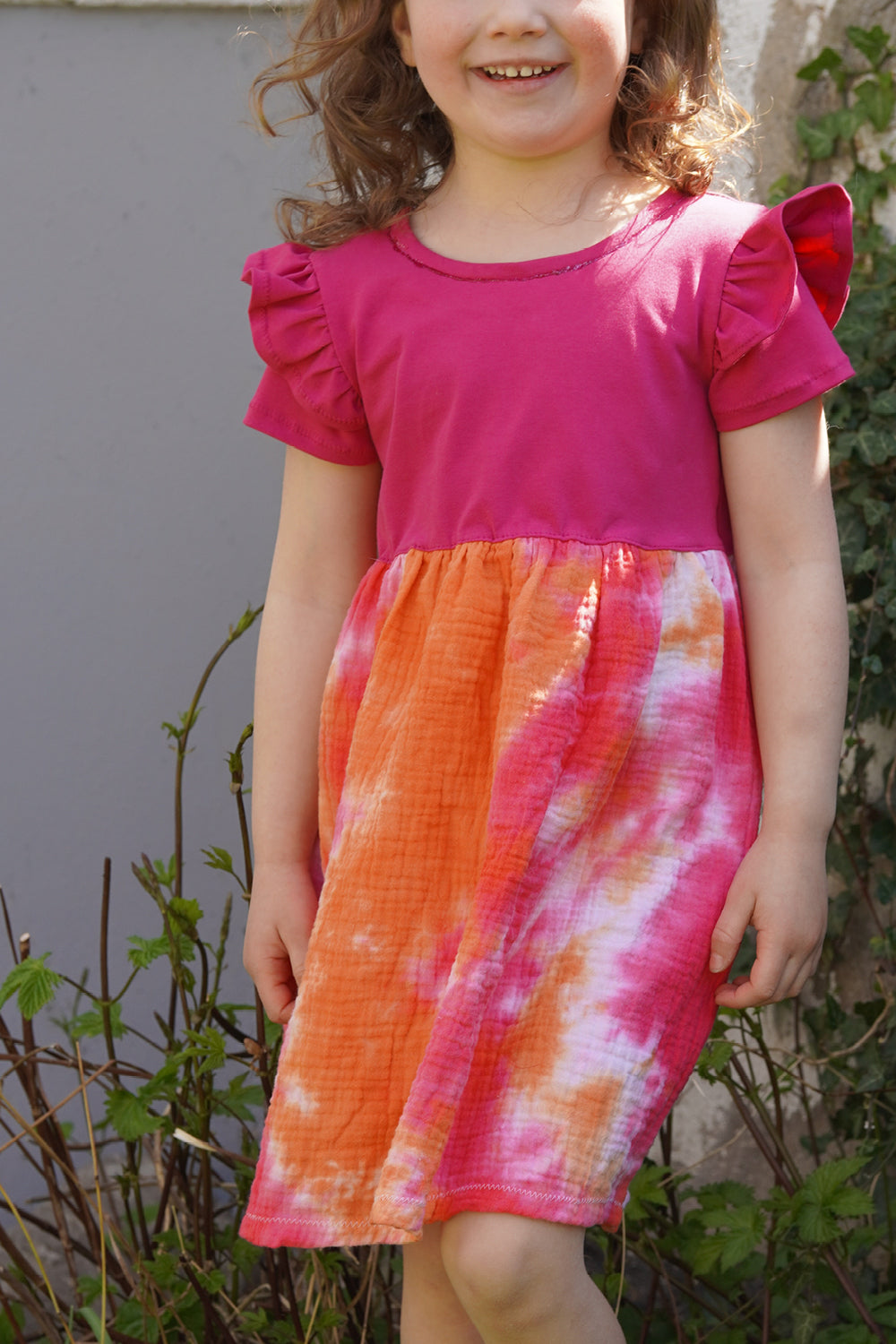 Immergrün Kleid mit Flügelärmeln, Pink und Batik-Rock – Schnittmuster