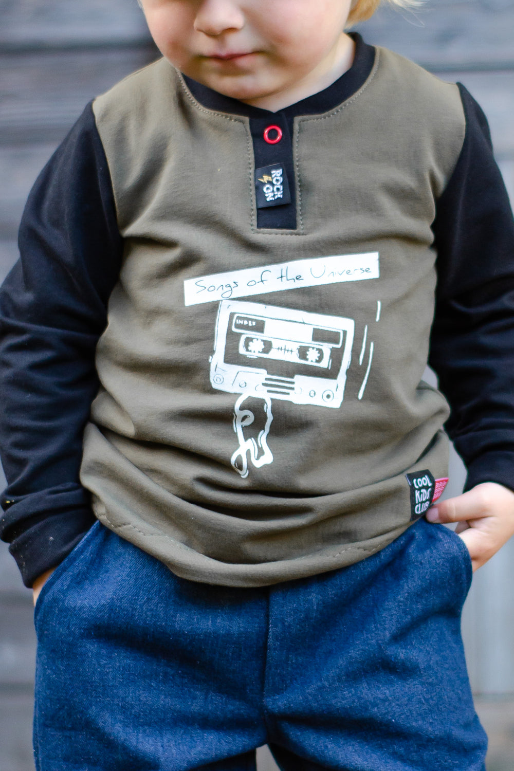 Immergrün Shirt mit Knopfleiste und Kassetten-Plott in Oliv und Dunkelblau