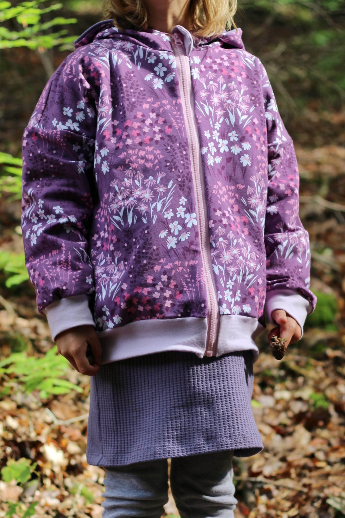 Lila geblümte Macadamia-Kapuzenjacke mit hellem Reißverschluss, Bauchtaschen und Bündchen