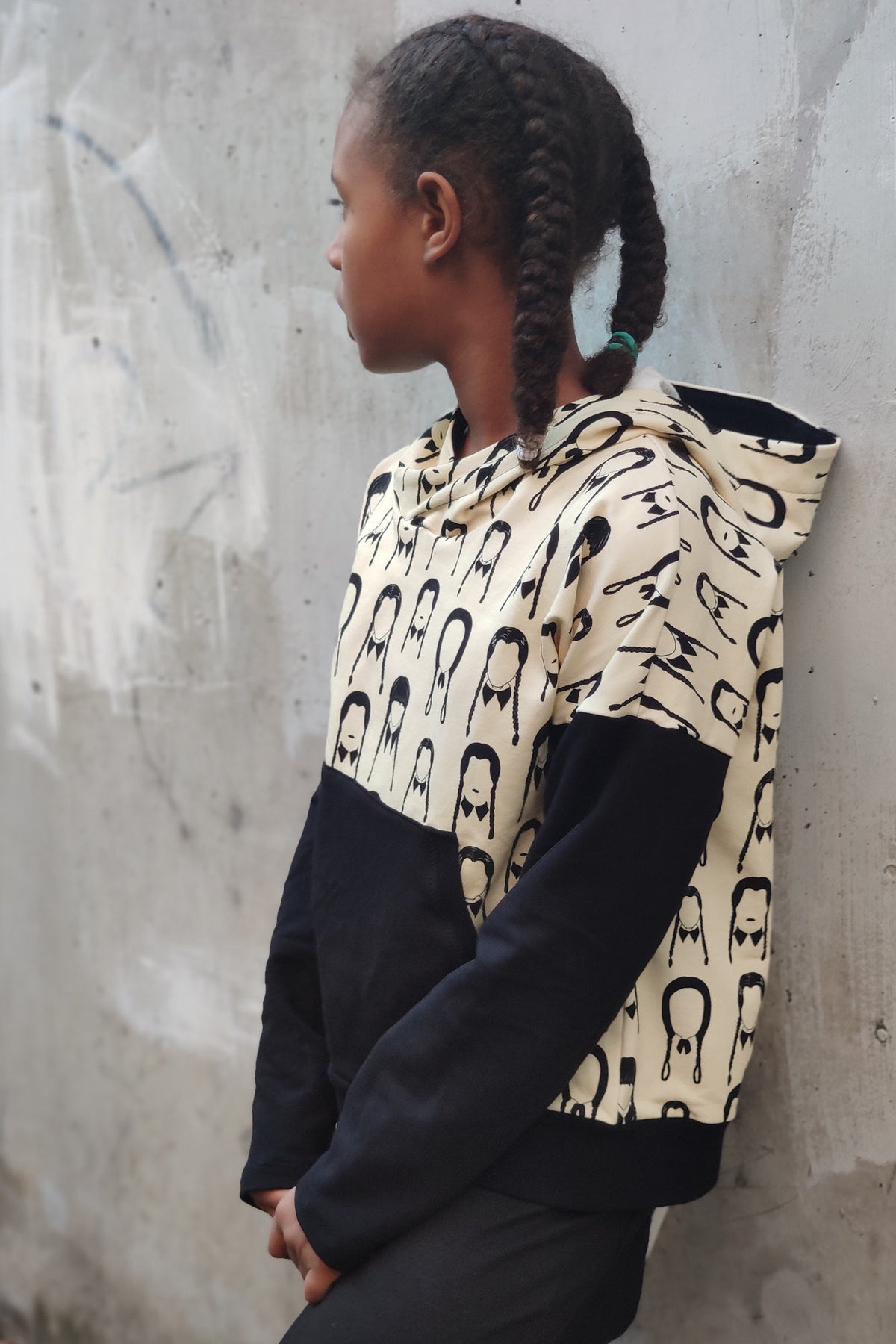 Macadamia Hoodie im Colorblocking Schwarz und Beige