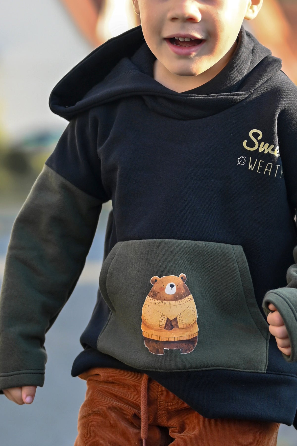 Macadamia Hoodie mit Bären-Applikation auf der Kängurutasche – Schnitt