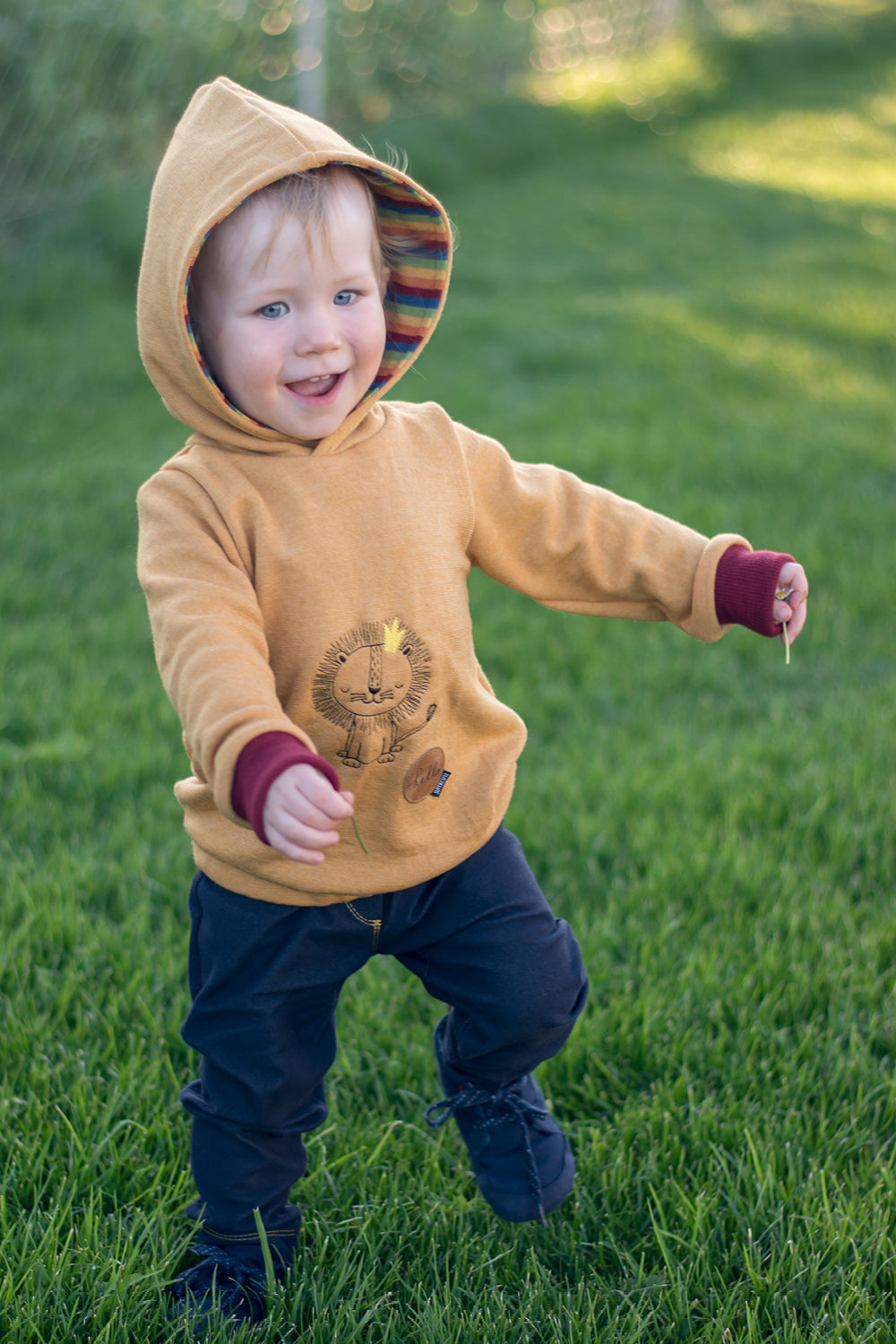 Minigrün Hoodie in Senf mit Löwen-Plott – Schnitt für Babys
