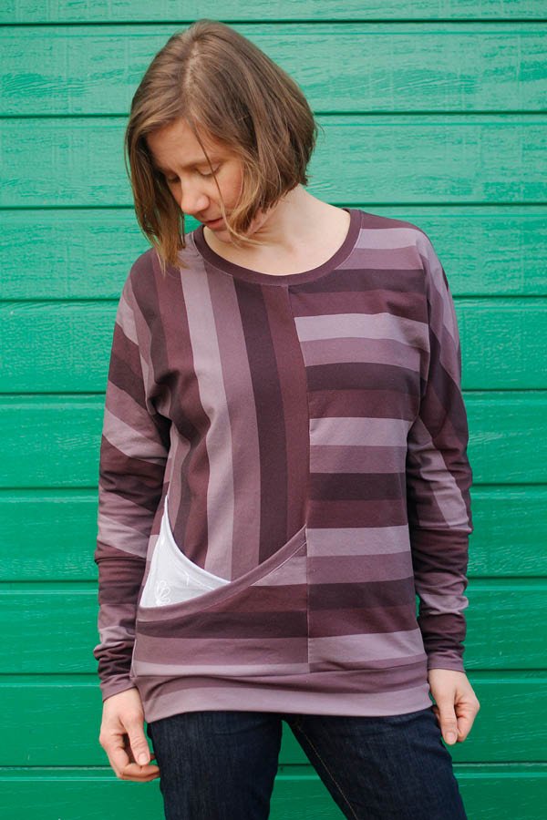 Pinia Fledermausshirt mit geteiltem Vorderteil aus Streifenjersey und Eingrifftasche