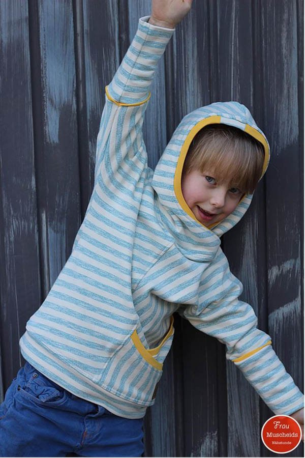 Pinio Hoodie für Jungen aus Ringeljersey mit gelb gefütterter Kapuze selber nähen
